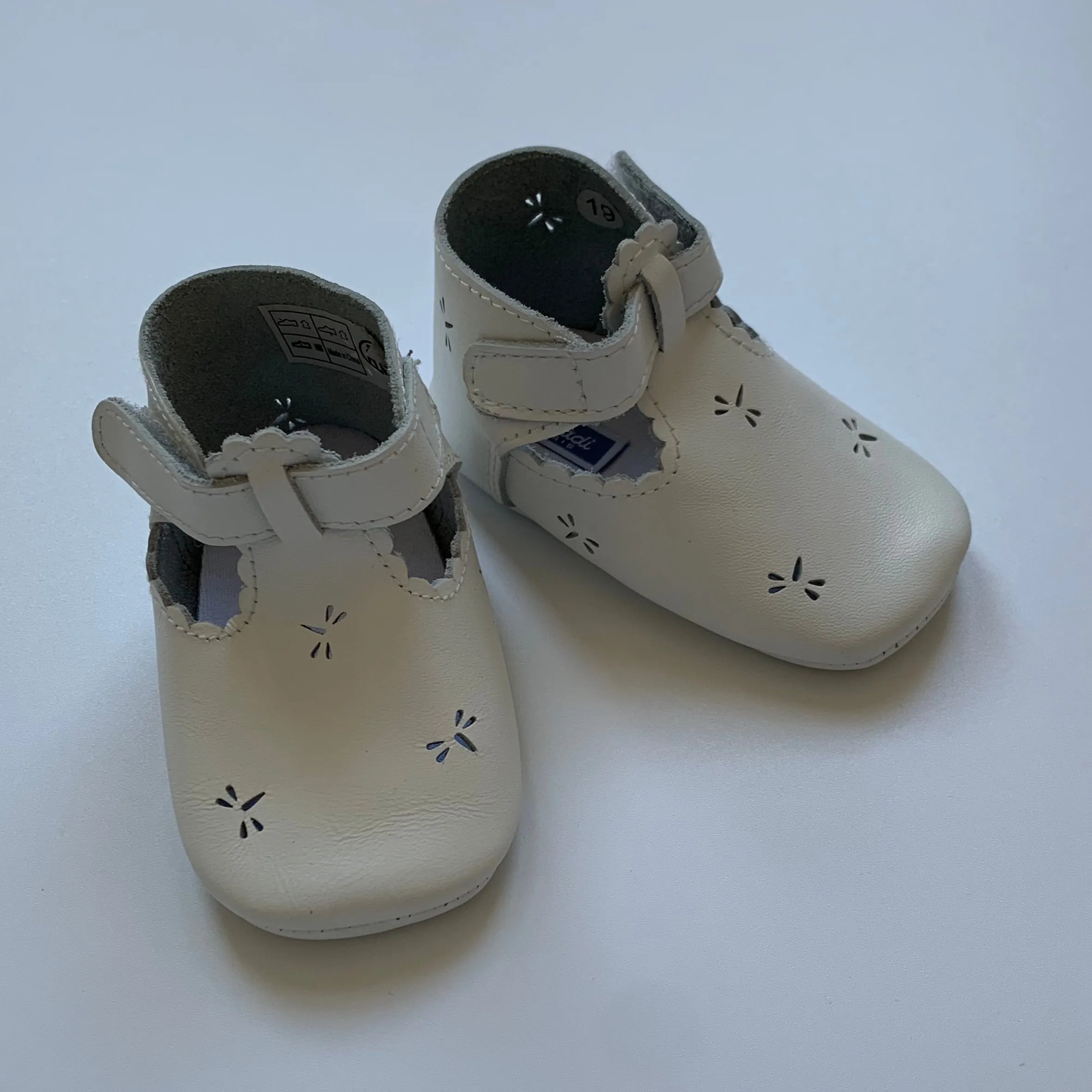 Jacadi White Leather Pram Shoes: Size 19 (Brand New)