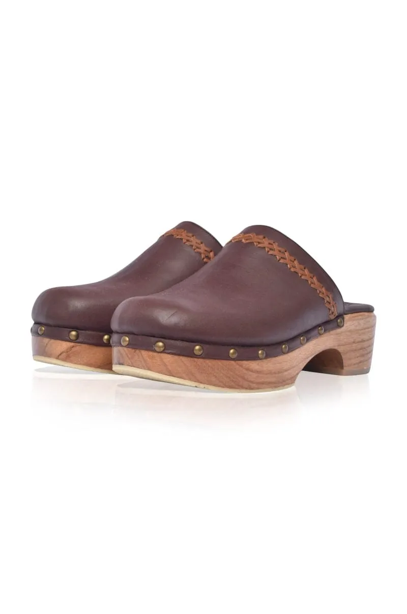 Malibu Leather Clogs in Dark Brown